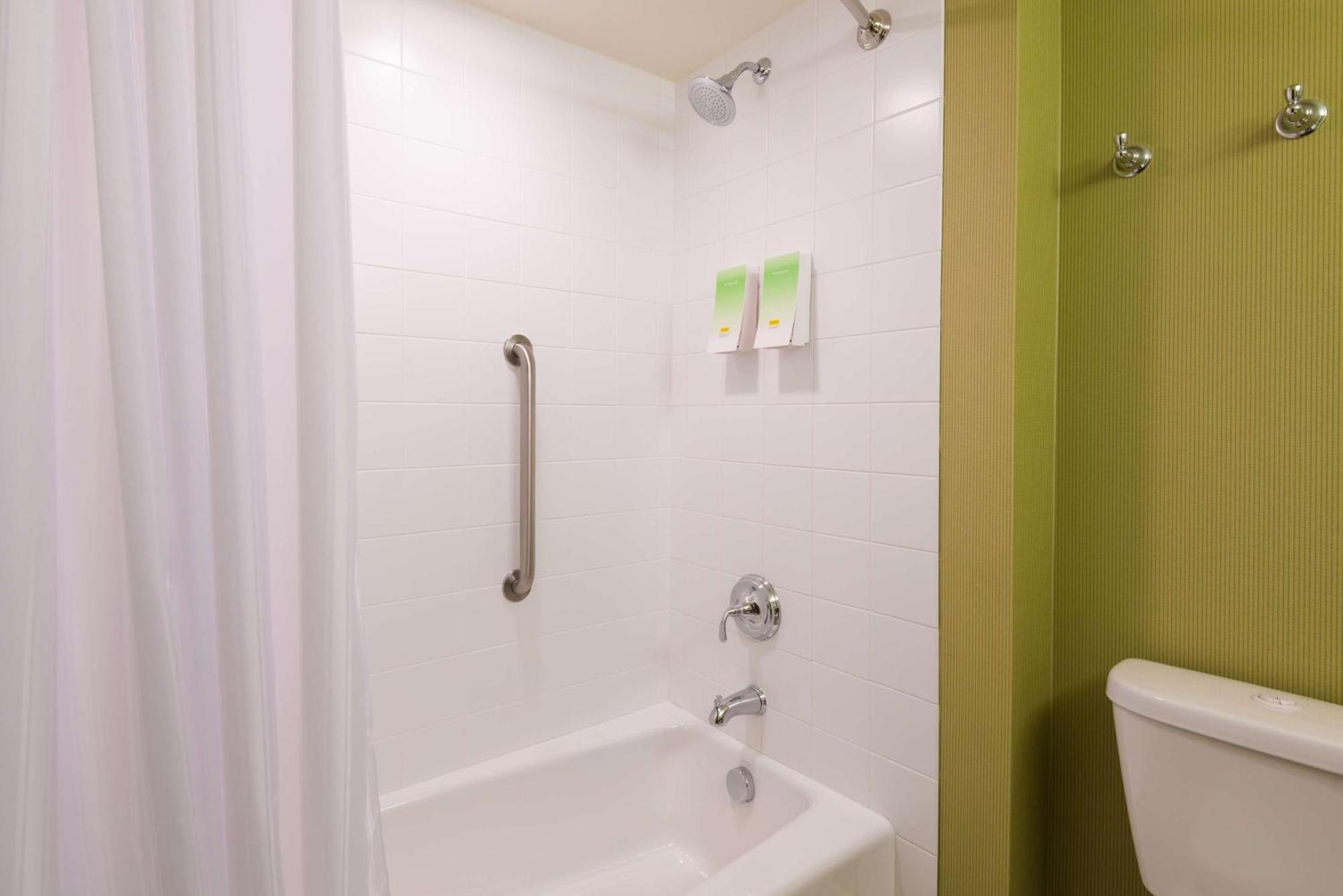 Home2 Suites By Hilton Buffalo Airport/ Galleria Mall Чийктоуага Екстериор снимка