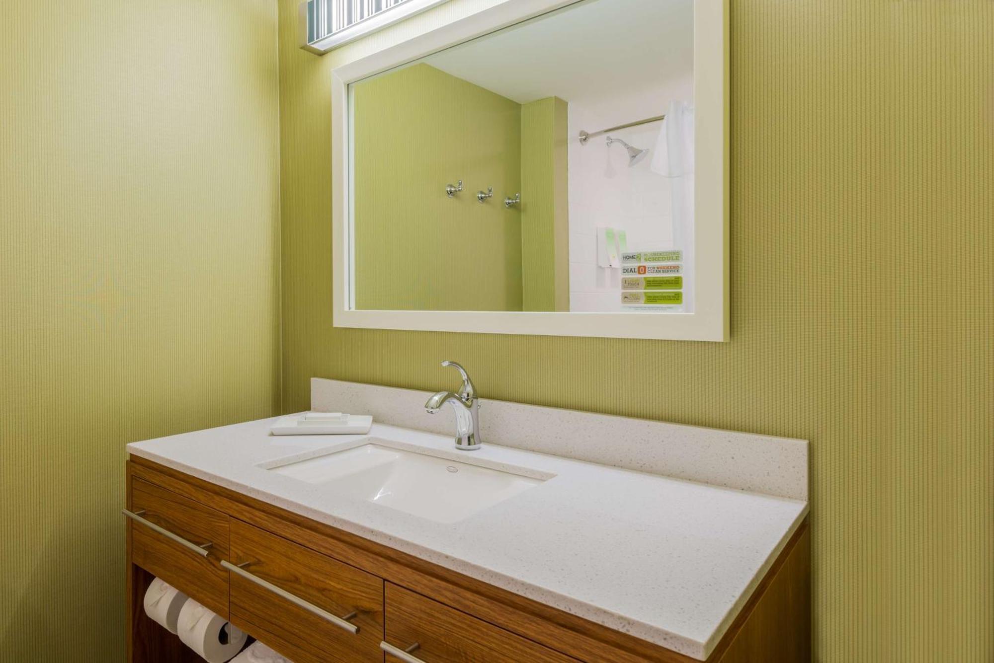 Home2 Suites By Hilton Buffalo Airport/ Galleria Mall Чийктоуага Екстериор снимка
