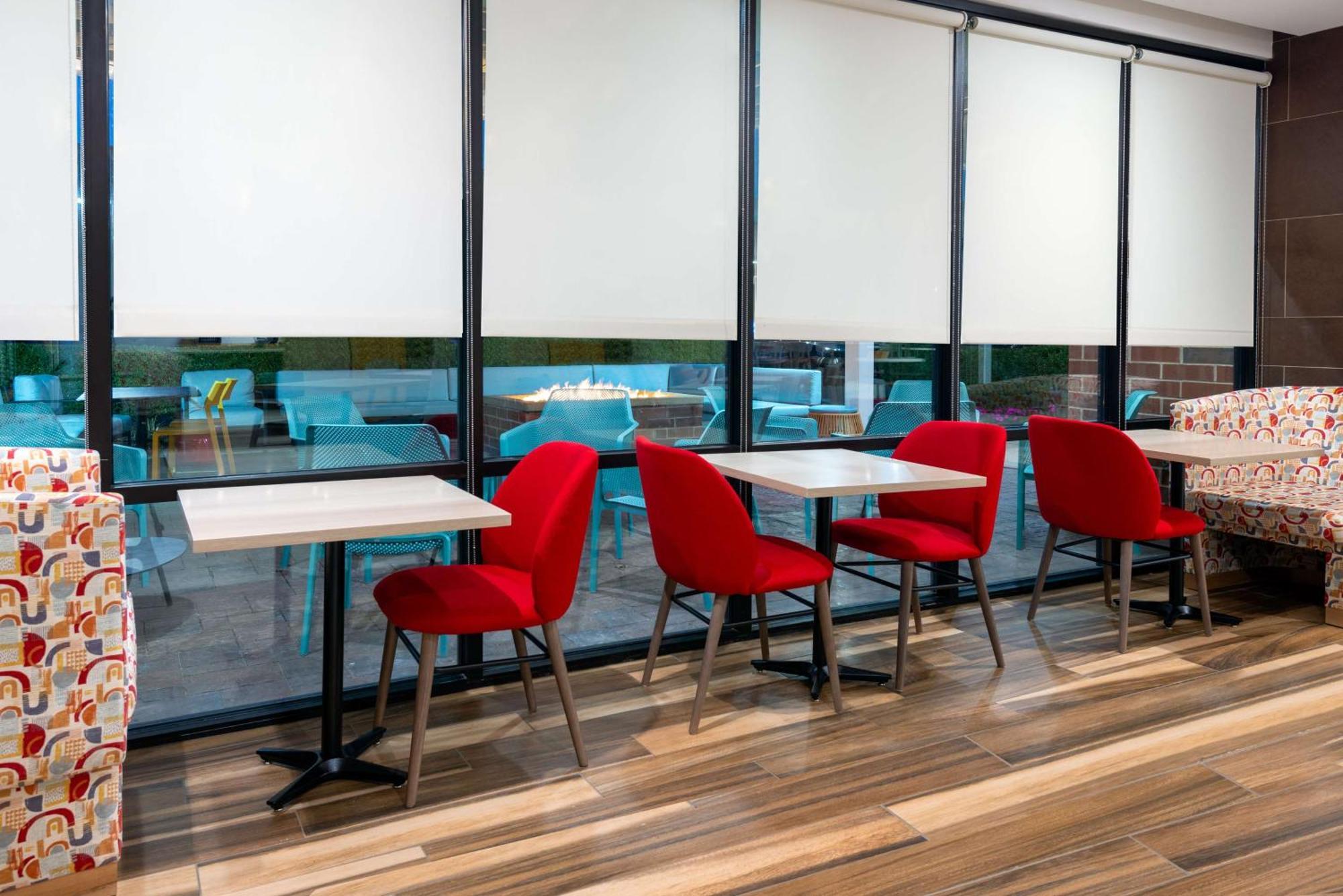 Home2 Suites By Hilton Buffalo Airport/ Galleria Mall Чийктоуага Екстериор снимка