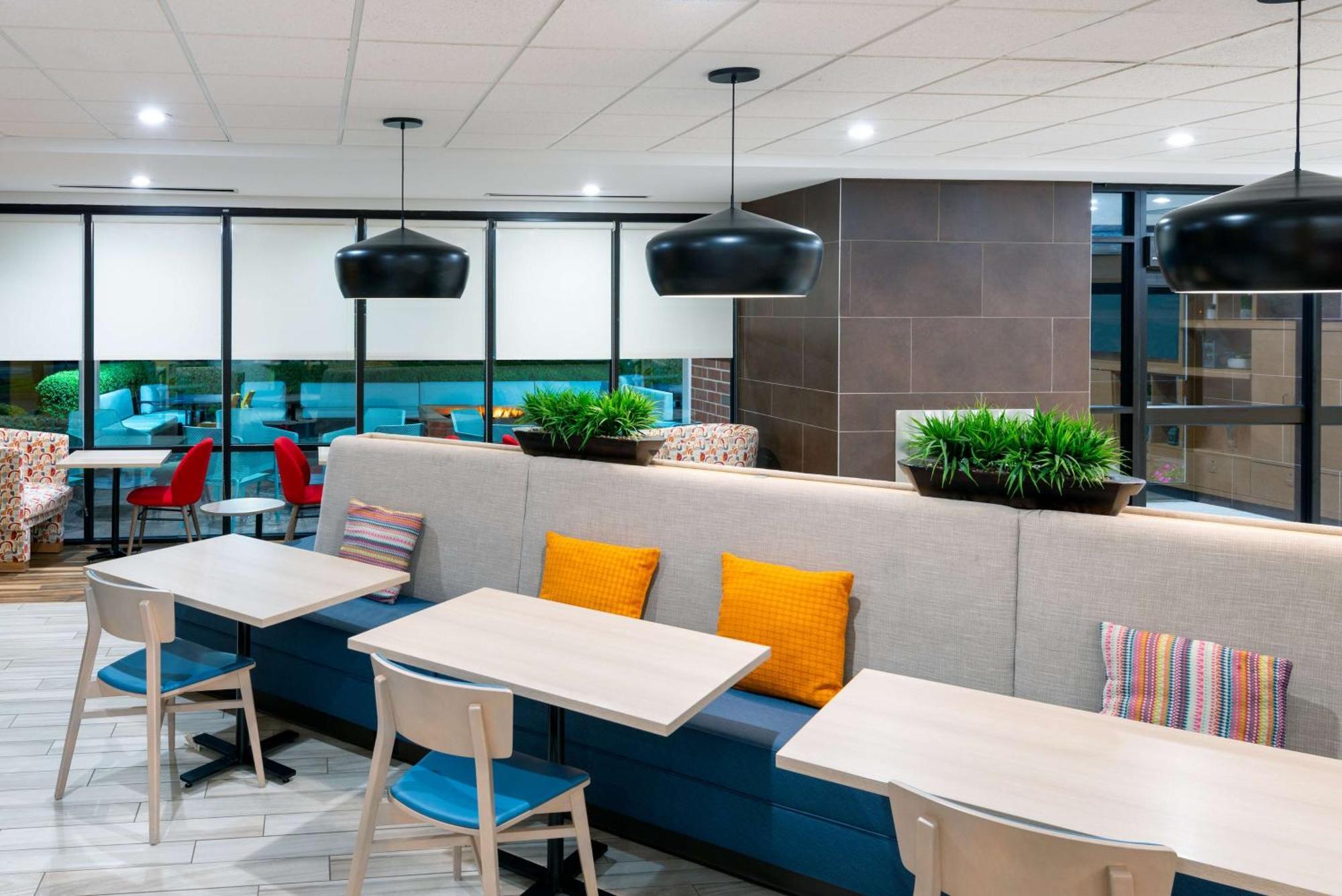 Home2 Suites By Hilton Buffalo Airport/ Galleria Mall Чийктоуага Екстериор снимка