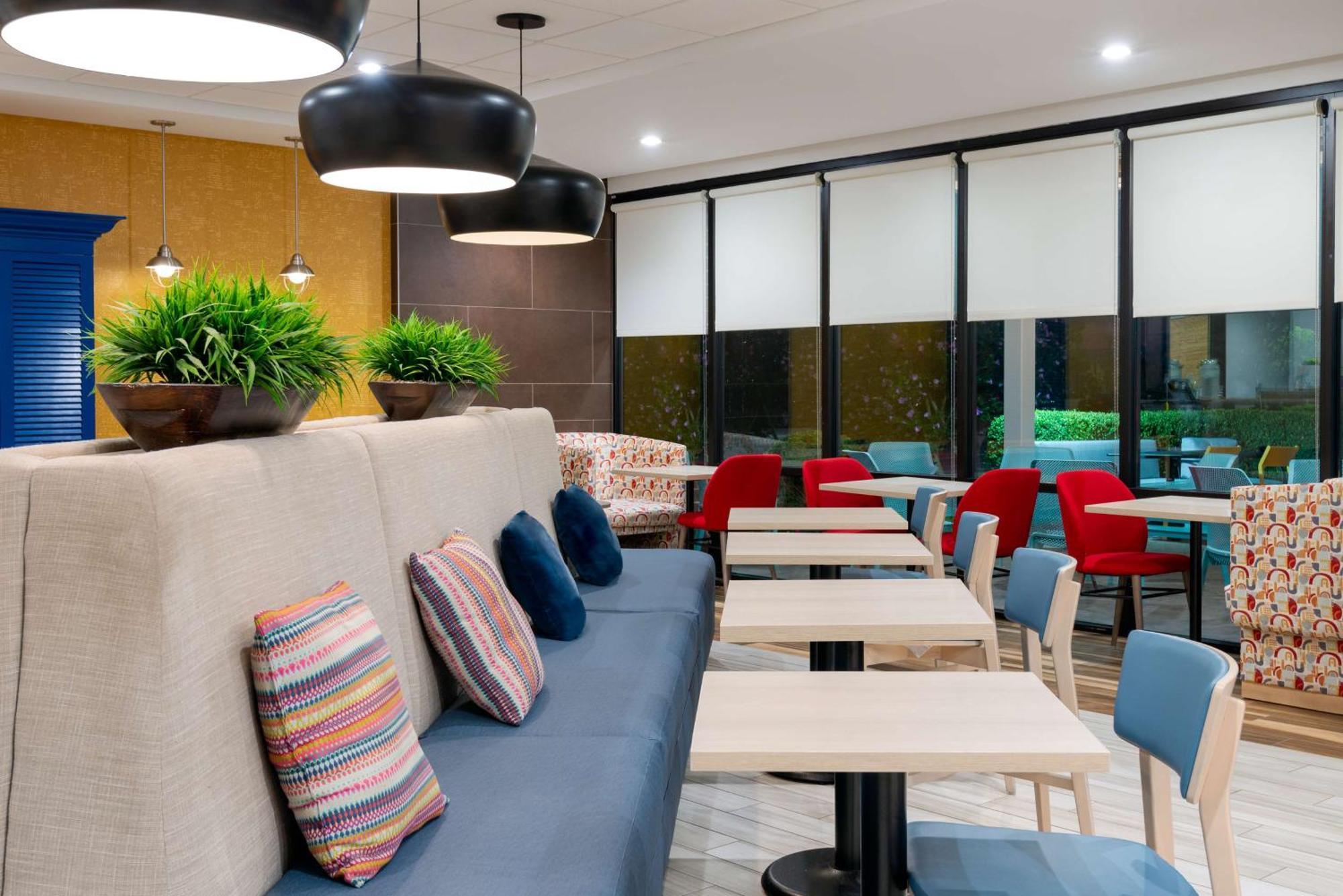 Home2 Suites By Hilton Buffalo Airport/ Galleria Mall Чийктоуага Екстериор снимка