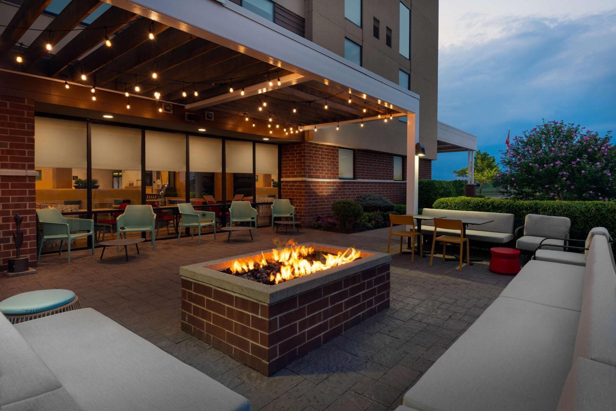 Home2 Suites By Hilton Buffalo Airport/ Galleria Mall Чийктоуага Екстериор снимка