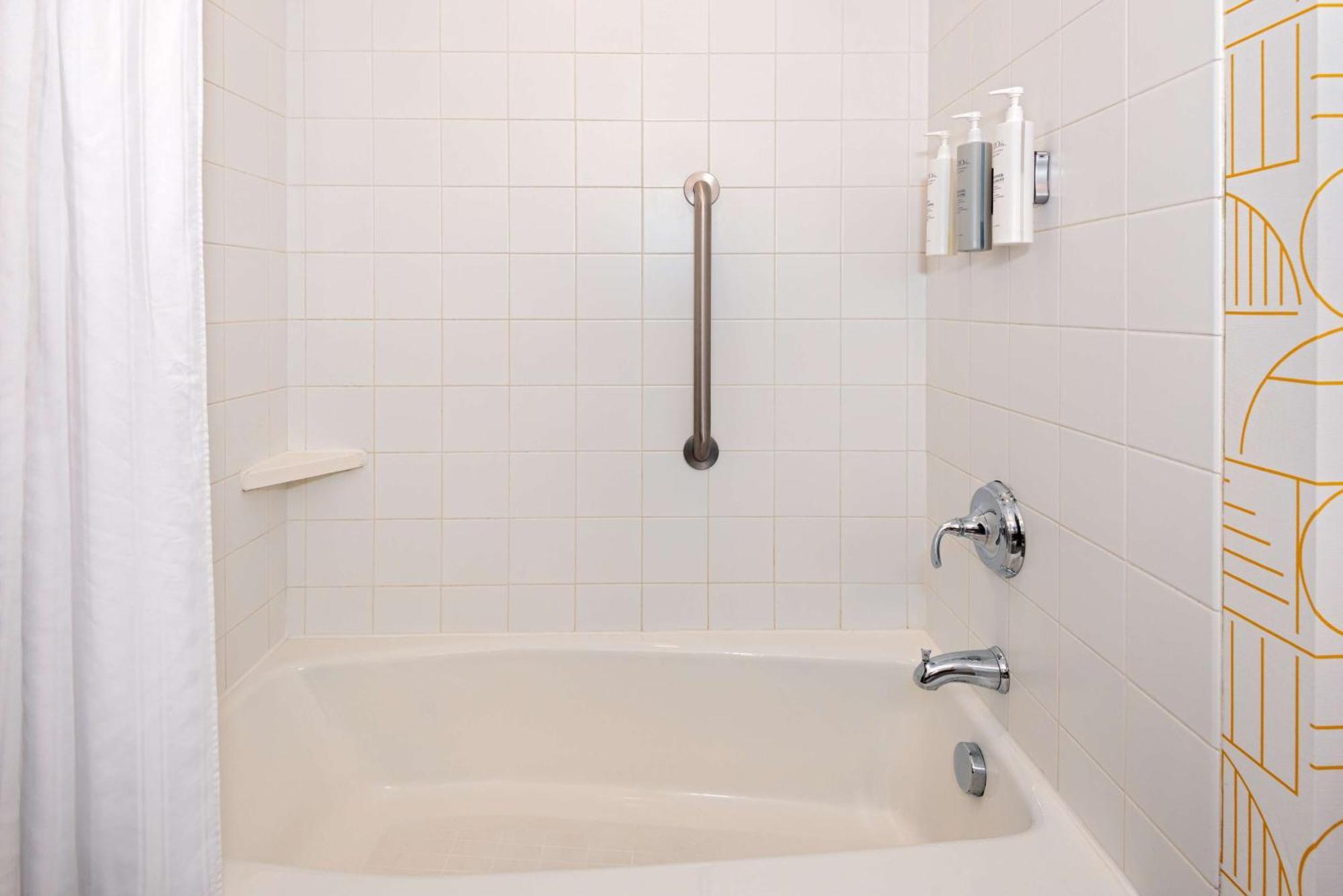 Home2 Suites By Hilton Buffalo Airport/ Galleria Mall Чийктоуага Екстериор снимка